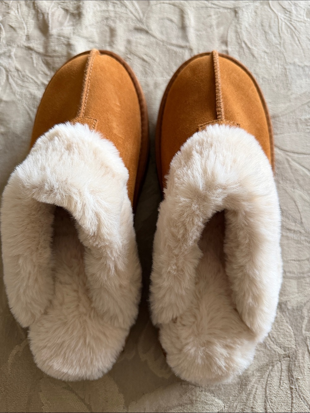 Cozy Joyspun Women's  Faux-Suede Slippers with Faux-Fur Lining.  Size 9